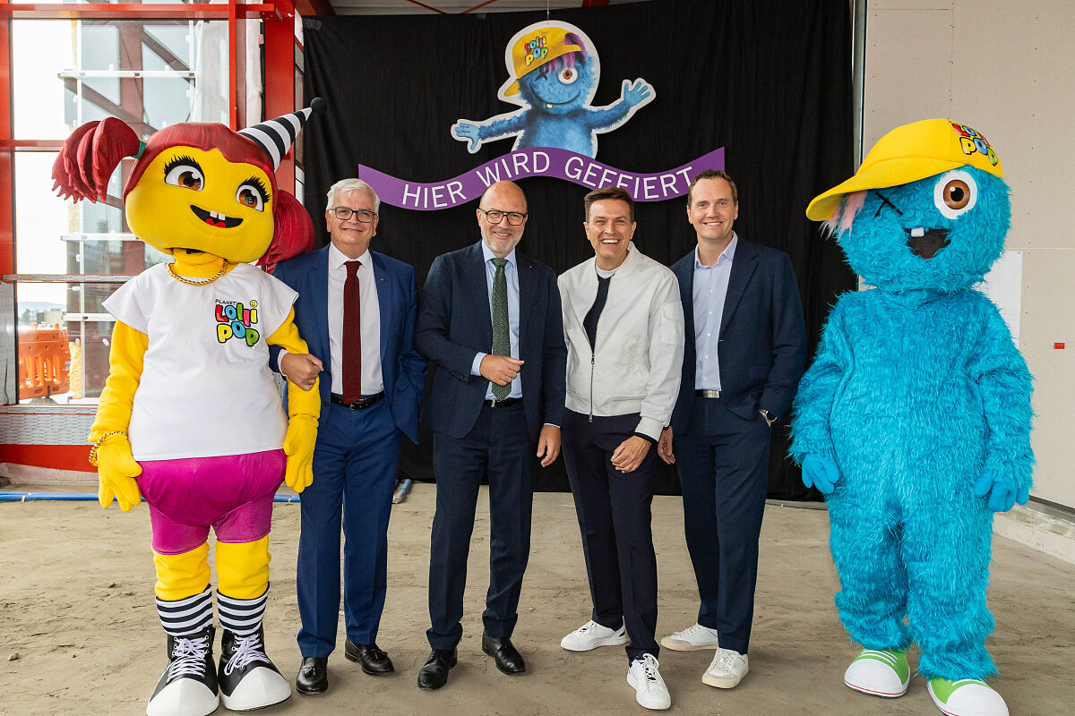v.l.n.r. Mag. Marcus Wild (SPAR Immobilienvorstand), Mag. Christoph Andexlinger (SES-CEO und EUROPARK-Geschäftsführer), Robert Steiner (Steiner Kidsentertainment) und Mag. (FH) Manuel Mayer (EUROPARK Center-Manager) mit den Maskottchen Lola und Happy in der künftigen Location des neuen PLANET LOLLIPOP