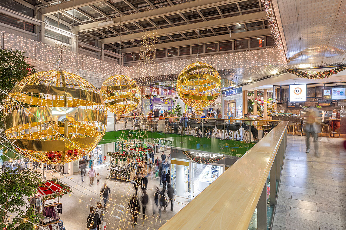 Alles glitzert und funkelt: Die SES Shopping-Malls sind bereit für’s Vorweihnachtsgeschäft.