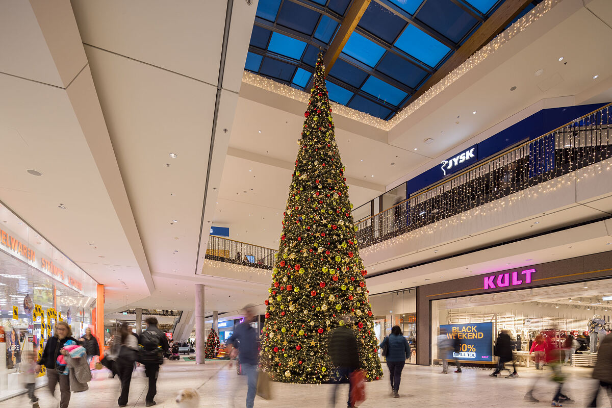 Weihnachtliche Mall in der Black Week