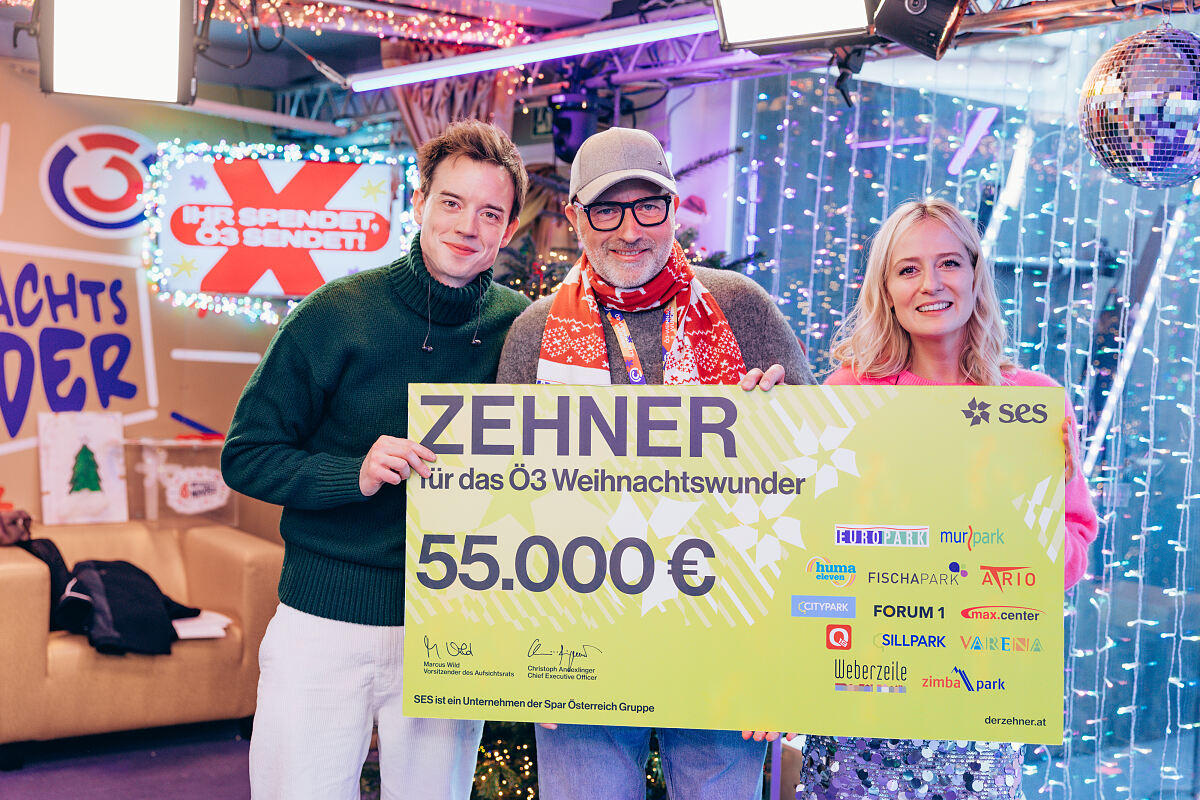 SES CEO Christoph Andexlinger übergab am 19.12.2025 den SES Spendenscheck beim Ö3 Weihnachtswunder. Im Bild (vlnr): Philipp Hansa (Ö3), Christoph Andexlinger (SES)  und Tina Ritschl (Ö3).